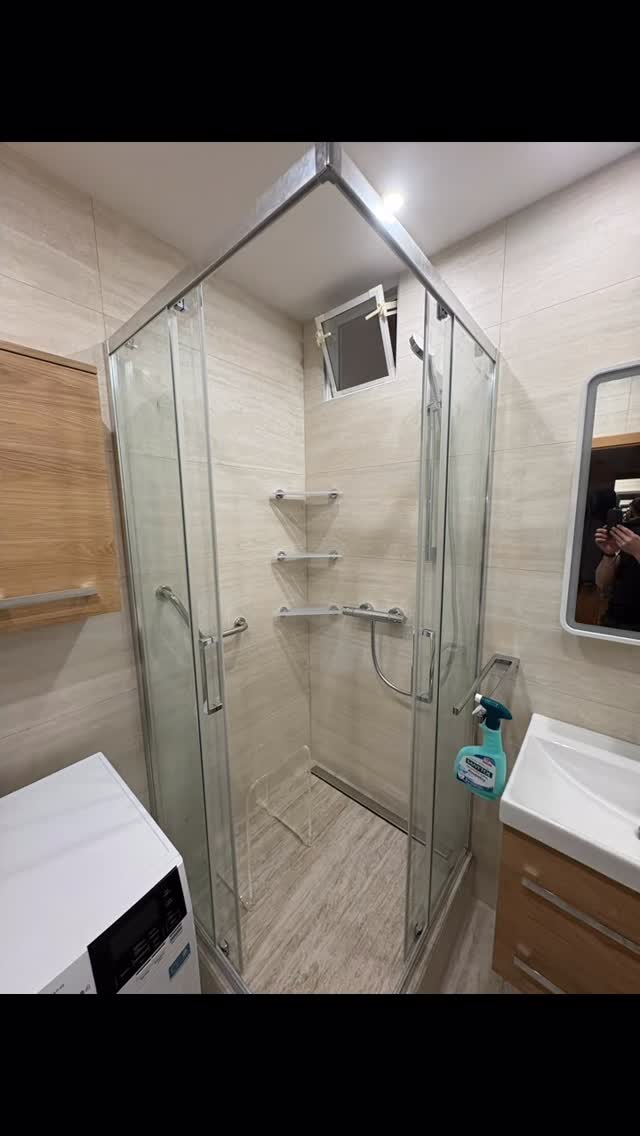 Nová kúpeľňa s obkladom, dlažbou a sprchovacím kútom
