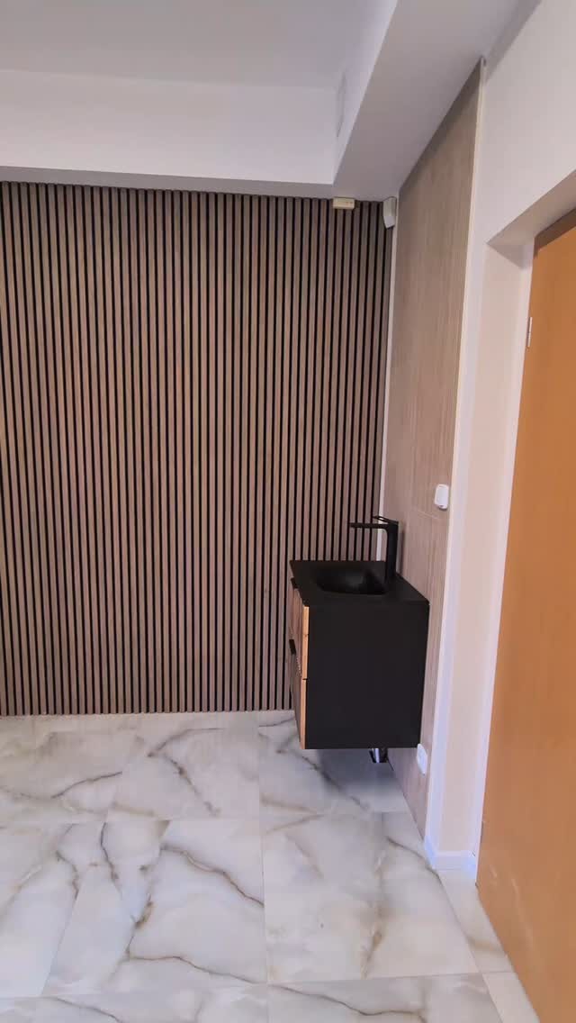 Moderná kúpeľňa s veľkoformátovými obkladmi a sprchovacím kútom